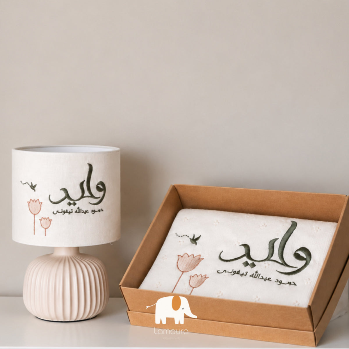 Gift set green bird design (lamp/blanket) طقم هدية بتصميم الطائر الأخضر