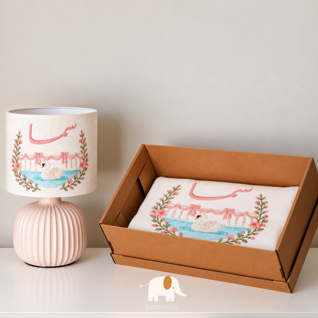 Gift set goose design (lamp/ blanket) طقم هدية بتصميم الوزة (بلانكت و إضاءة جانبية)